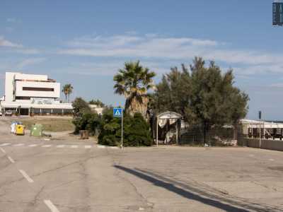 Per raggiungere il luogo basta muoversi per 500 metri sulla via costiera che si dispiega a sud del porticciolo di Torre a Mare, per arrivare davanti al rudere del ristorante Grotta Regina, che ospit� feste, cene e concerti dagli anni 60 sino al 2012